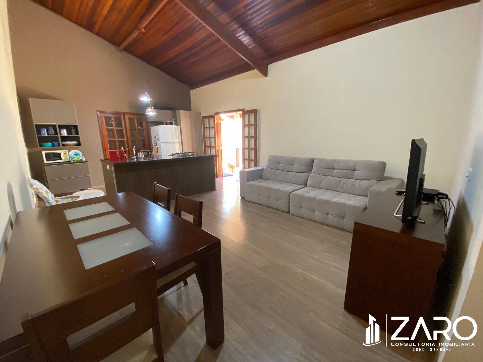 Casa à venda com 2 quartos, 250m² - Foto 1